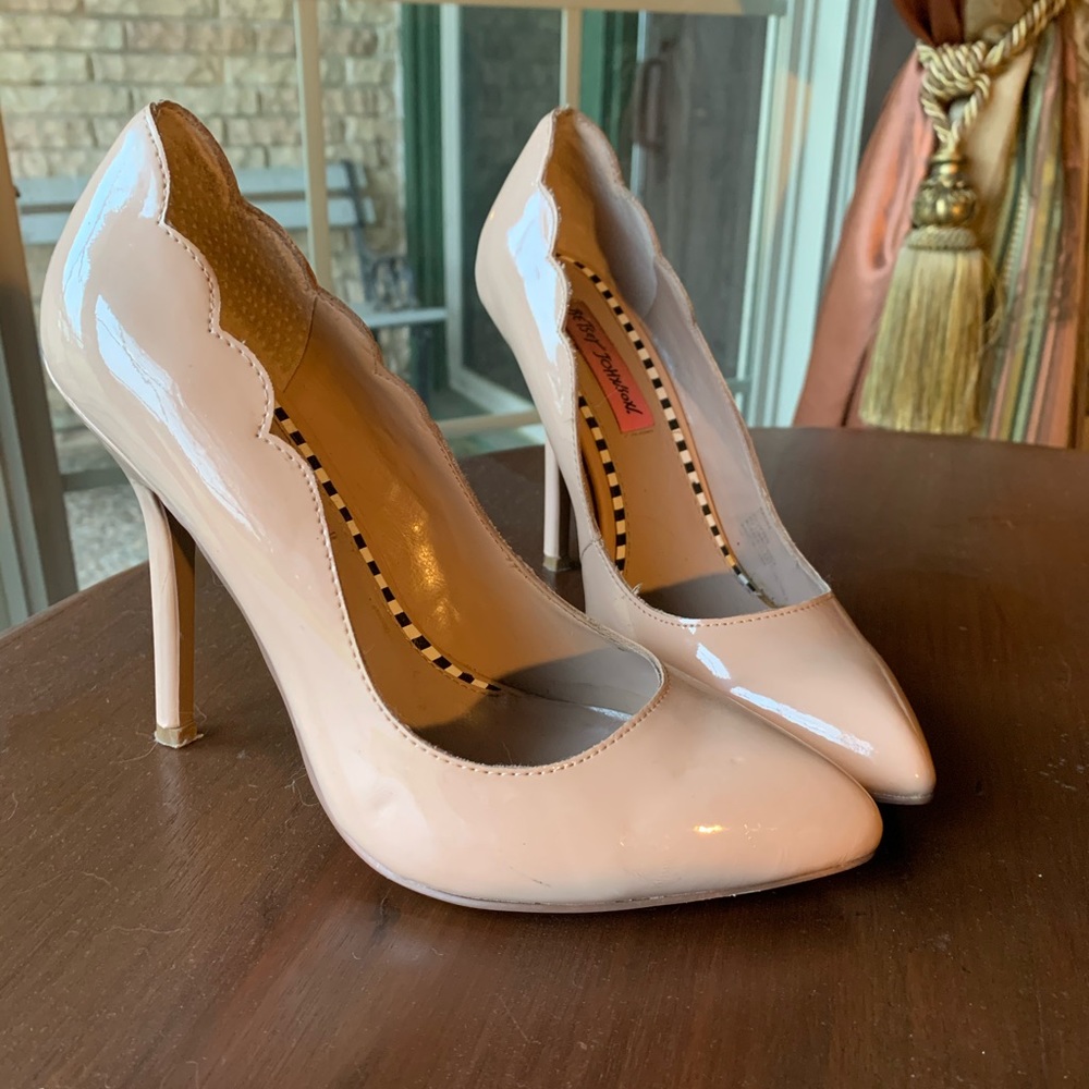 Betsey Johnson nude pumps